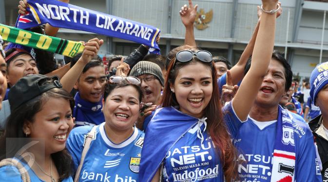 Sejumlah suporter wanita Bobotoh juga turut hadir di kawasan SUGBK, Jakarta, Minggu (18/10/2015). Kedatangan Bobotoh untuk mendukung Persib Bandung melawan Sriwijaya FC di Final Piala Presiden 2015 (Liputan6.com/Herman Zakharia)
