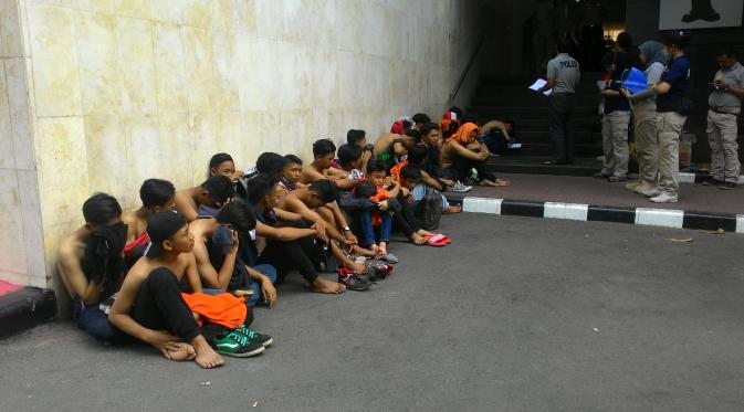 Sejumlah anak tanggung perusuh Piala Presiden ditangkap polisi. (Liputan6.com/Ahmad Romadoni)