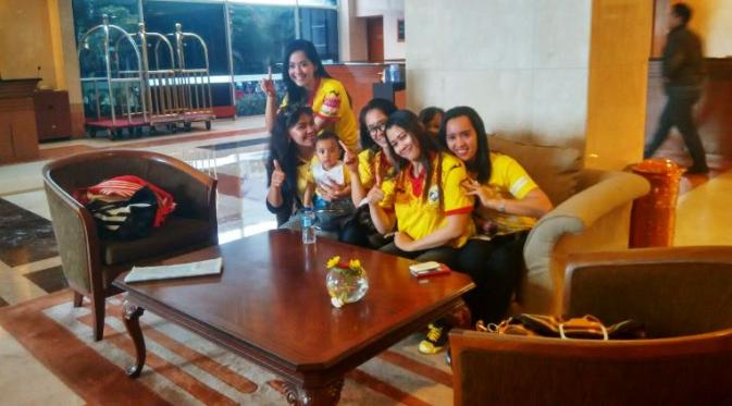 Putri Violla bersama istri pemain Sriwijaya FC lainnya ikut memberi semangat jelang final Piala Presiden. (Bola.com/Nicklas Hanoatubun)