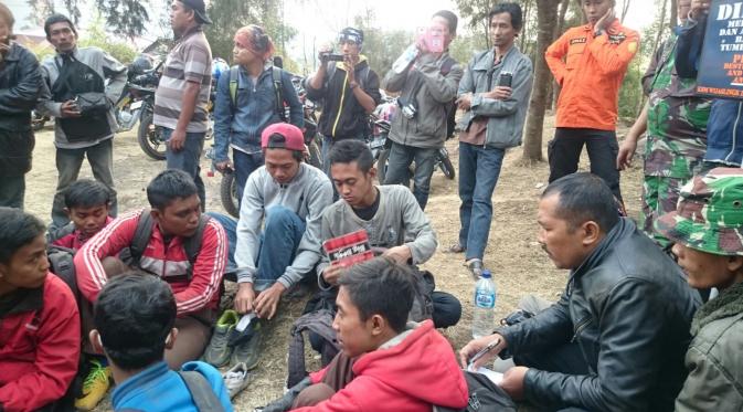 Kesibukan tim SAR mencari pendaki Gunung Lawu (Edhie Prayitno Ige/Liputan6.com)