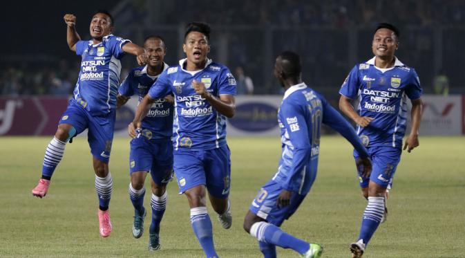 Ahmad Jufriyanto (ketiga dari kiri) merayakan gol pertama  yang dicetaknya ke gawang Sriwijaya FC dalam Final Piala Presiden 2015 di Stadion Utama Gelora Bung Karno, Jakarta, Minggu (18/10/2015). (Bola.com/Vitalis Yogi Trisna)