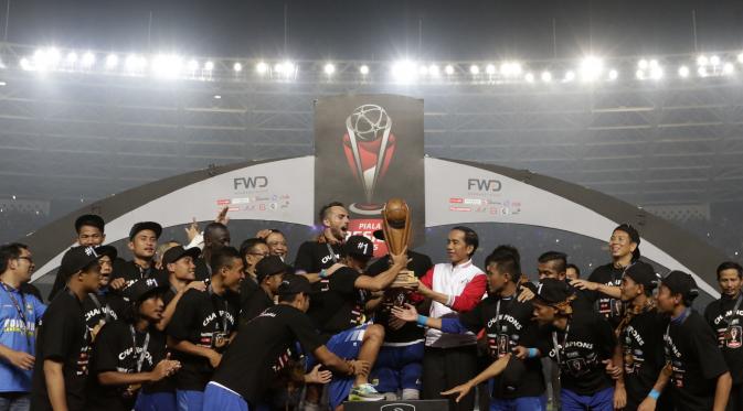 Pemain Persib menerima trofi juara Piala Presiden 2015 dari Presiden Joko Widodo di Stadion Utama Gelora Bung Karno, Jakarta, Minggu (18/10/2015). (Bola.com/Vitalis Yogi Trisna)