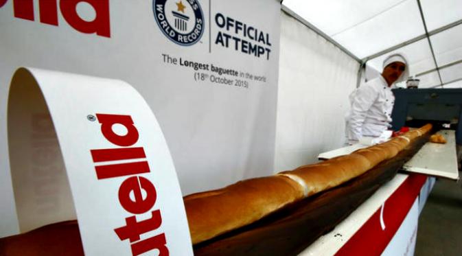 Sepotong roti 'baguette' yang dipamerkan dalam Milan World Expo 2015 memecahkan rekor sebagai yang terpanjang sedunia. (Sumber Chicago Tribune)