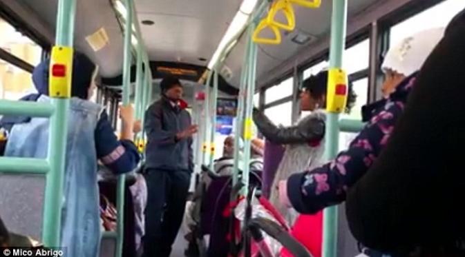 Supir bus mencoba menegur perempuan yang mencaci maki penumpang bus muslim di London.  | via: Mico Abrigo