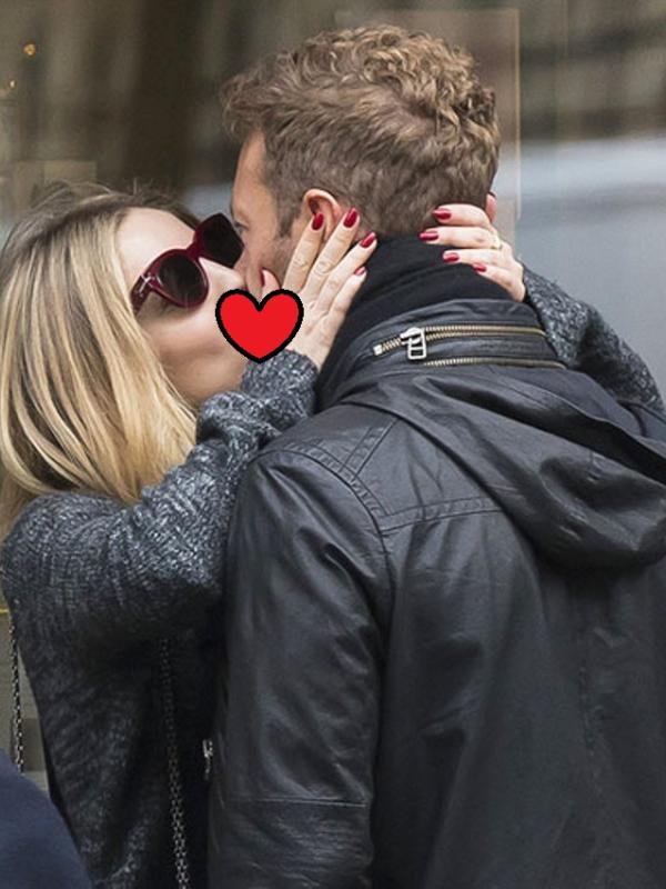 Chris Martin dan Annabelle Wallis berciuman. (dok. UsWeekly)