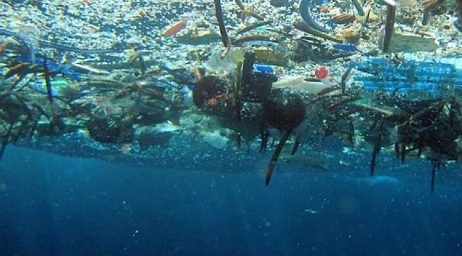 Sampah plastik terlihat di Samudra Pasifik. | via: txchnologist.com