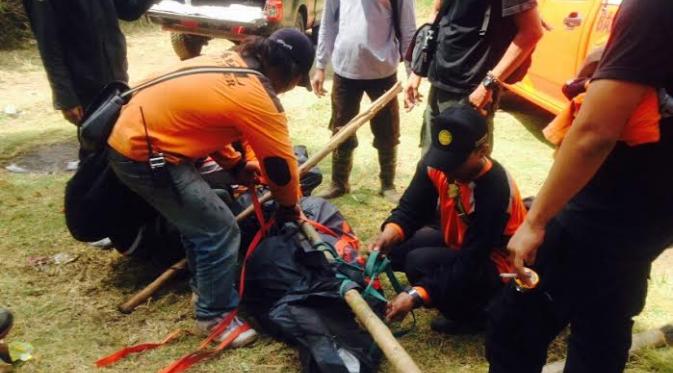 Tim SAR gabungan saat berupaya menurunkan korban terakhir tragedi Gunung Lawu. (Liputan6.com/Edhie Prayitno Ige).