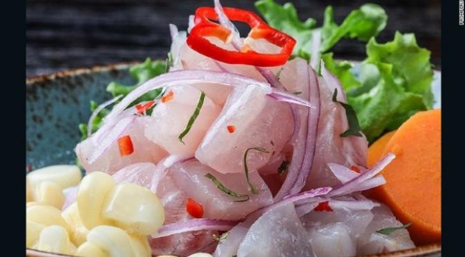 Salad ala Peru dengan irisan ikan mentah yang segar dan sayuran (Sumber. Cnn.com)