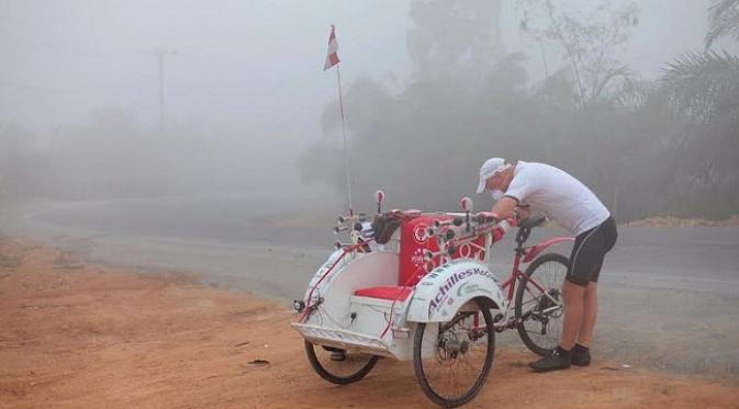 Scott Thompson menghadapi ujian asap tebal akibat kebakaran hutan saat melintasi Riau.