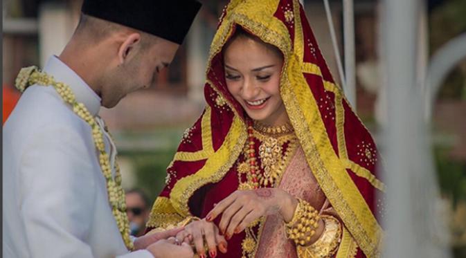Kirana Larasati dan Tama Gandjar menikah di Gedong Putih, Bandung, Jawa Barat pada 23 Agustus 2015 lalu. (Via Instagram/@kiranalarasati)