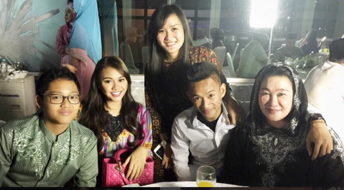 Azriel, Aurel Hermansyah dan keluarga Radhan Nur Alam. (Instagram @aurelie.hermansyah)
