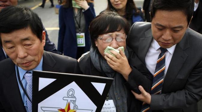 Wajib Militer di Berbagai Belahan Dunia dan Hak yang Tercerabut. Ahn Mee-Ja, ibu dari prajurit Yoon Seung-joo yang tewas disiksa senior selama mengikuti pelatihan Wamil. Ahn menangis histeris tatkala mendengar putusan hakim militer. (Reuters)
