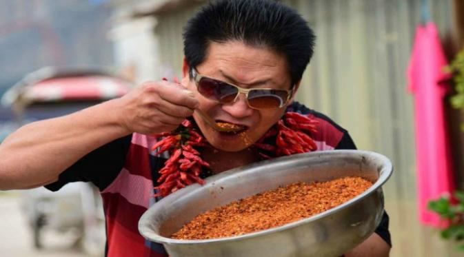Li Yongzhi, mengonsumsi 2.5 kilogram cabai setiap harinya. (Shanghaiist)