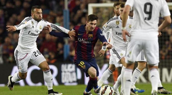 Striker Barcelona, Lionel Messi (tengah), beraksi di antara para pemain Real Madrid pada laga El Clasico musim 2014-2015. (AFP PHOTO / Lluis Gene).