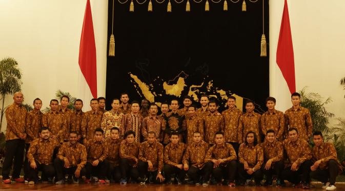 Presiden Joko Widodo foto bersama punggawa dan ofisial Persib Bandung usai mengadakan ramah tamah di Istana Negara, Jakarta, Senin (19/10/2015). (Bola.com/Vitalis Yogi Trisna)