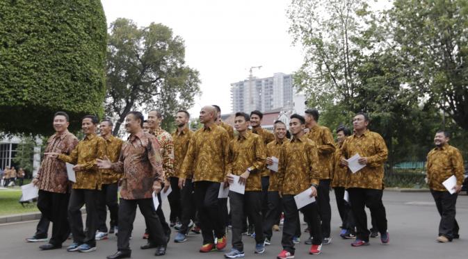 Skuat dan ofisial Persib Bandung saat akan bertemu Presiden Joko Widodo di Istana Negara, Jakarta, Senin (19/10/2015). (Bola.com/Vitalis Yogi Trisna)