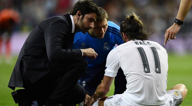Gareth Bale terancam absen memperkuat Real Madrid melawan Paris Saint-Germain pada match day ketiga Grup A Liga Champions 2015-16 akibat cedera betis di kaki kirinya. (Liputan6.com/JAVIER SORIANO / AFP)