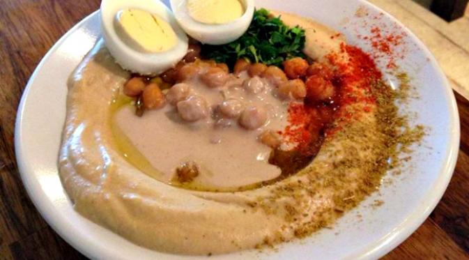 Suatu restoran di Israel menawarkan potongan harga bagi warga keturunan Yahudi dan keturunan Arab jika mereka bersama di satu meja. (facebook.com/Mhumusbar)