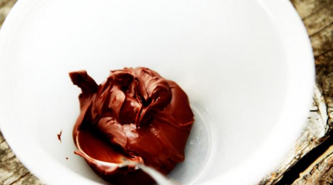 Tuang 115 gram Nutella ke dalam wadah. (Via: savorysweetlife.com)