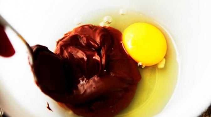 Tambahkan sebutir telur. Aduk merata. (Via: savorysweetlife.com)