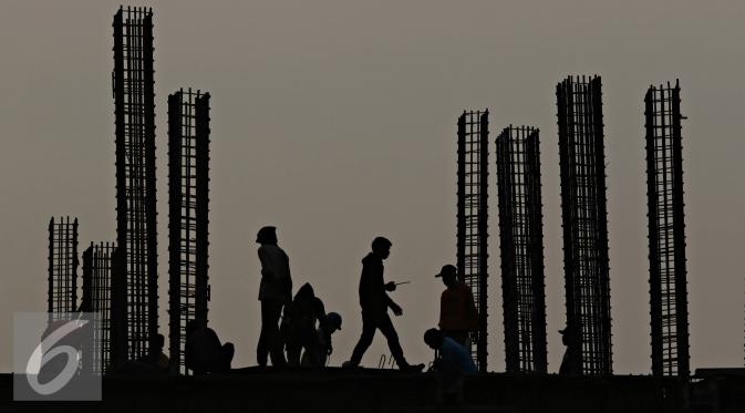 Pekerja saat membangun tiang konstruksi pembangunan gedung di Jakarta Pusat, Senin (19/10/2015). Bank Indonesia memproyeksikan pertumbuhan ekonomi Indonesia pada kuartal III 2015 sebesar 4,85 persen. (Liputan6.com/Immanuel Antonius)