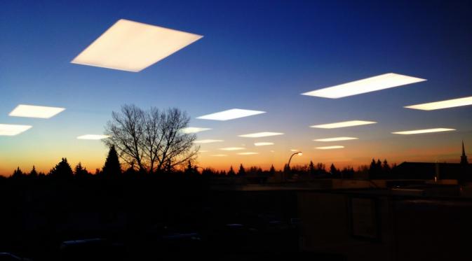 Sunset dari dalam gedung kantor. (Via: imgur.com)