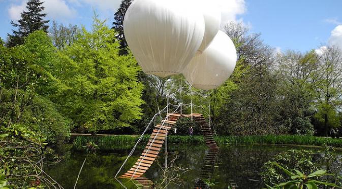 Jembatan Balon Helium. | via: fastcodesign.com