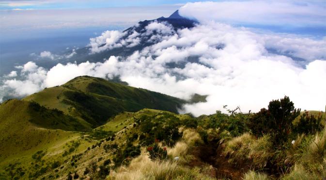 Gunung Lawu, gunung paling angker se-Indonesia | Via: kaskus.co.id