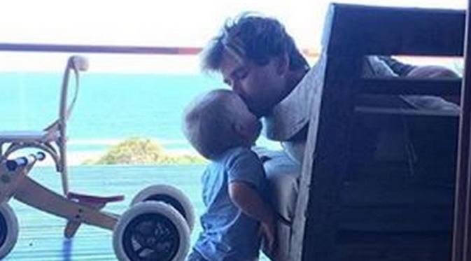 Chris Hemsworth bersama anak kembarnya (Instagram)