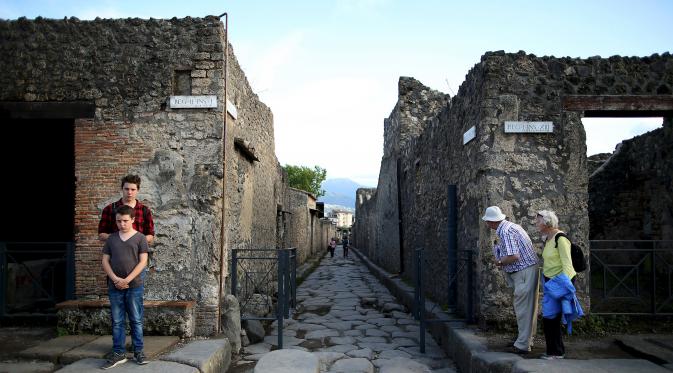 Para Wisatawan saat mengunjungi Pompeii yang merupakan kota peninggalan zaman Romawi kuno yang telah menjadi puing dekat kota Napoli, Italia, Selasa (13/10/2015). Kota Pompeii hancur oleh letusan gunung Vesuvius pada 79M. (REUTERS/Alessandro Bianchi)
