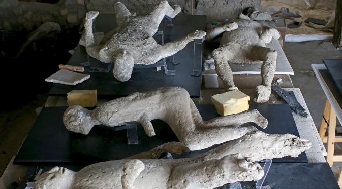 Sejumlah fosil manusia yang terkumpul yang telah diawetkan oleh para arkeolog di Napoli, Italia, Selasa (13/10/2015). Hal ini dilakukan karena tulang - tulang dari warga Pompeii ini sudah sangat rapuh. (REUTERS/Alessandro Bianchi)