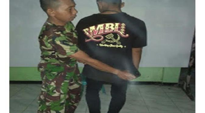 Pemuda pakai kaos palu arit ditangkap tentara (Dian Kurniawan/Liputan6.com)