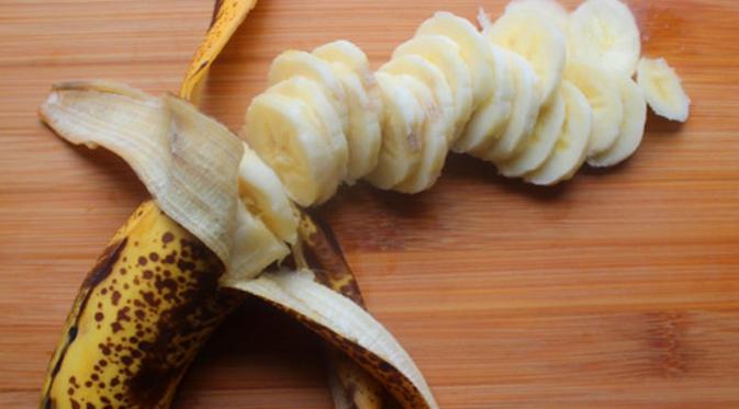 Potong buah pisang agak tipis. (Via: buzzfeed.com)