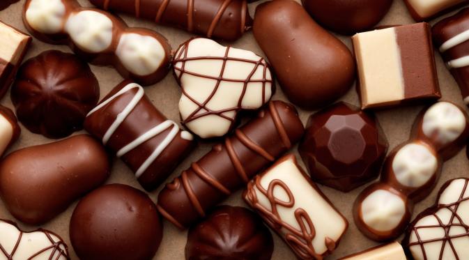 Cokelat dan kokoa sebagai bahan dasarnya dinyatakan memiliki kadar kafein. Cokelat semakin pahit dan hitam maka kadarnya makin tinggi. | Via: plus.google.com