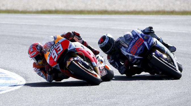 Pebalap Honda Marc Marquez bersaing ketat dengan pebalap Yamaha Jorge Lorenzo di  sirkuit Philip Island, Australia, Minggu (18/10/2015). (REUTERS/Brandon Malone)