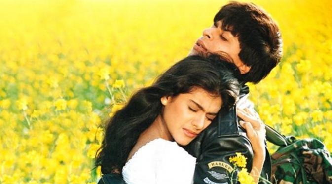 Kajol dan Shahrukh Khan dalam film Dilwale Dulhania Le Jayege. Foto: via kinirokay.com