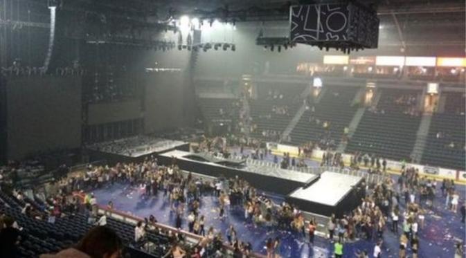 Para penonton meninggalkan area usai diumumkan pembatalan konser One Direction di Belfast [foto: BBC]