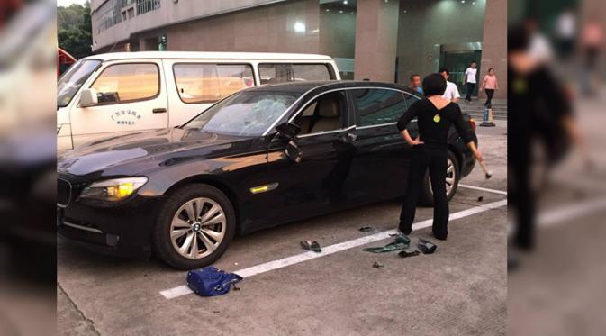 Wanita yang diektahui Ny. Wu hancurkan mobil BMW 740 yang berkisar Rp 2 miliar setelah ketahuan berlseingkuh. (Shanghaiist) 