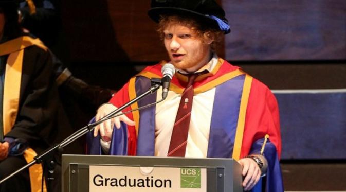 Ed Sheeran terima gelar kehormatan dari University Campus Suffolk [foto: Dailymail]