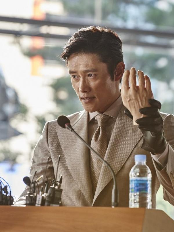 Lee Byung Hun di film Inside Men (2015). foto: hancinema.net