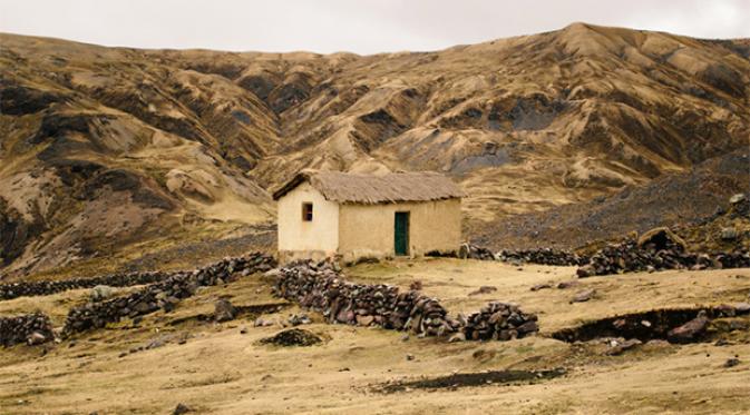 Berdiri berteman alam, rumah ini seakan jadi penanda adanya kehidupan di daerah terpencil Peru. | via: Brian Flaherty