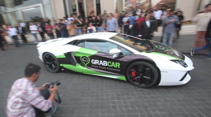 Supercar Lamborghini yang diluncurkan Grabcar, layanan pesan kendaraan berbasis aplikasi di Jakarta, Rabu (21/10). Layanan ini hanya berlaku di kawasan Senayan pada 24-25 Oktober dan 31 Oktober - 1 November 2015. (Liputan6.com/Angga Yuniar)