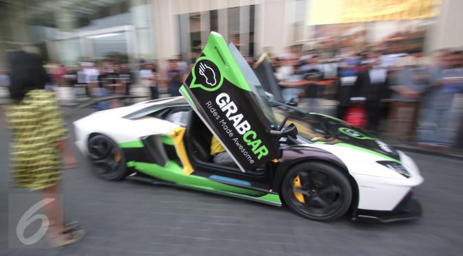 Grabcar meluncurkan layanan penyewaan transportasi dengan armada mobil sport mewah Lamborghini di Senayan City, Jakarta, Rabu (21/10). Grabcar menyediakan 10 unit Lamborghini yang terdiri dari model Aventador dan Gallardo. (Liputan6.com/Angga Yuniar)