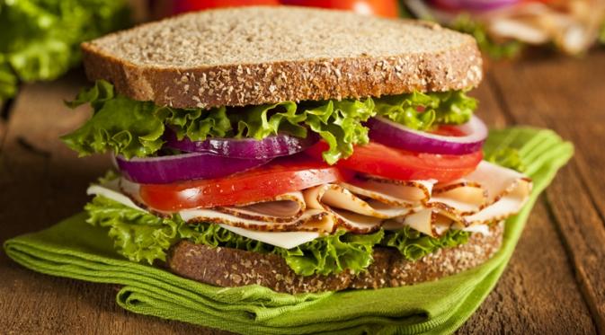 Meski sudah tengah malam, kamu masih boleh kok mengunyah sandwich sehat berikut ini.