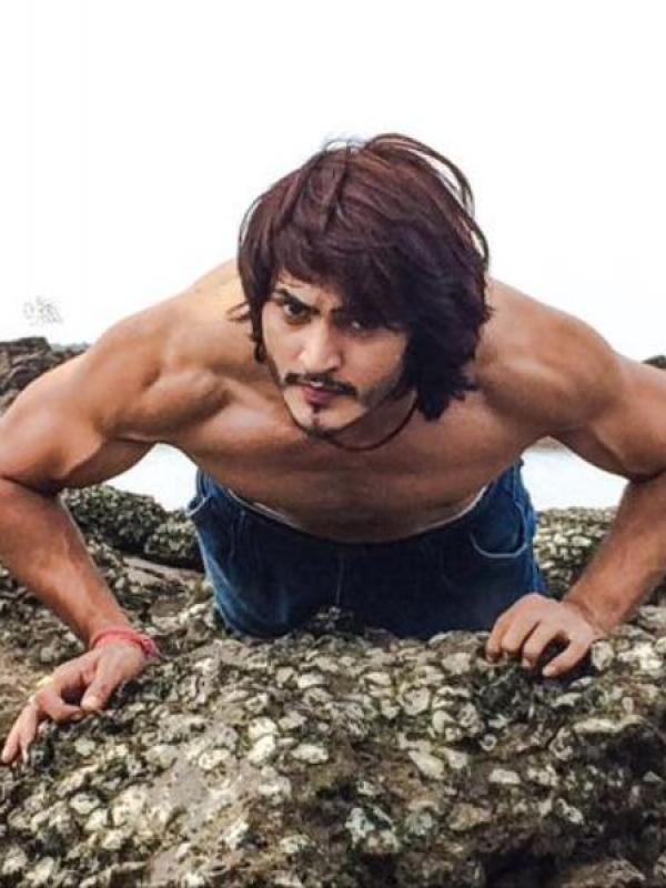 Nama Ravi Bhatia menjadi salah satu bintang Bollywood yang menjanjikan. (Foto via Twitter)