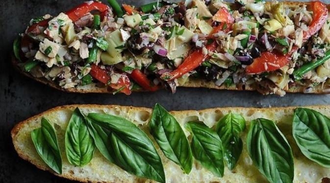 Pan Bagnat (Sandwich Salad Tuna Perancis) | via: buzzfeed.com