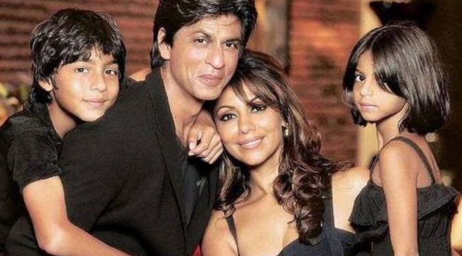 Shah Rukh Khan bersama istri dan kedua anaknya, Suhana dan Aryan Khan [foto: healthyceleb]