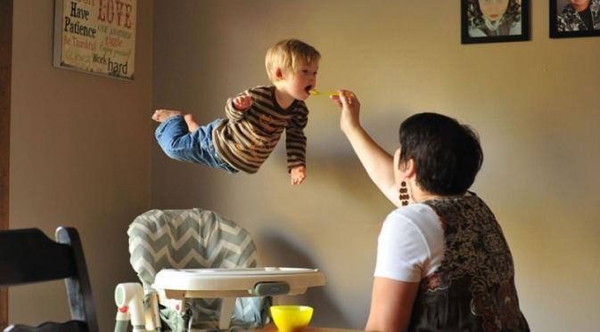 Bayi difabel ini bisa 'terbang' berkat ayahnya yang luar biasa | via: brightside.com