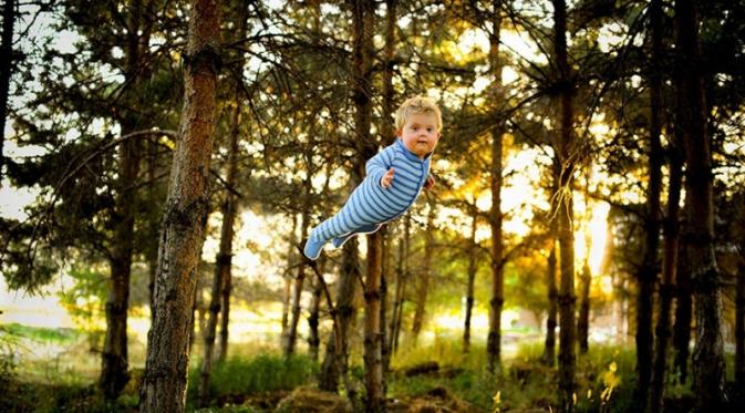 Bayi difabel ini bisa 'terbang' berkat ayahnya yang luar biasa | via: brightside.com
