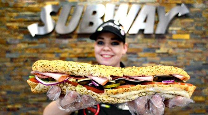 Pegawai Subway, seperti dalam gambar ini, akan diwajibkan menggunakan penggaris khusus untuk memastikan panjang sandwich mereka. (Sumber Alamy via Daily Mail)